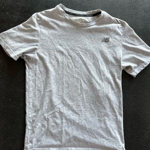 New balance men’s grey athletic tee, mix polyester and cotton.